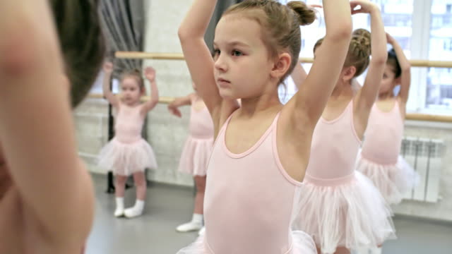 Lernen-Armbewegungen-in-Ballett-Klasse