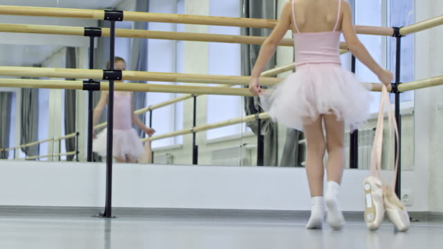 Niedliche-Mädchen-ab-Ballett-Unterricht