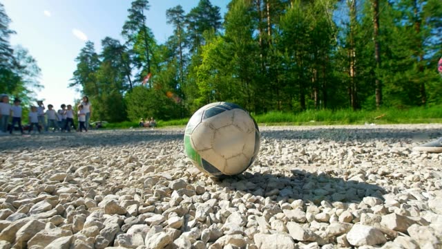 Beine-des-jungen-Teenager-kickt-den-Ball-auf-Kinder-Fußball-Nationalmannschaft-im-freien-am-Sommertag