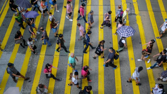 Concurrida-peatonal-y-cruce-de-coches-en-Hong-Kong---lapso-de-tiempo