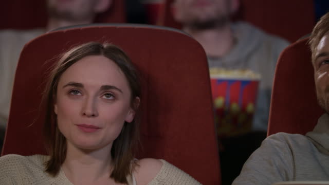 Fröhliche-Menschen-Film-im-Kino-und-Essen-popcorn