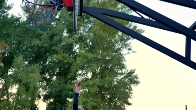 Jugador-de-baloncesto-femenino-joven-no,-falta-aro,-jugar-al-aire-libre-en-el-parque-durante-las-mañanas-de-la-bola