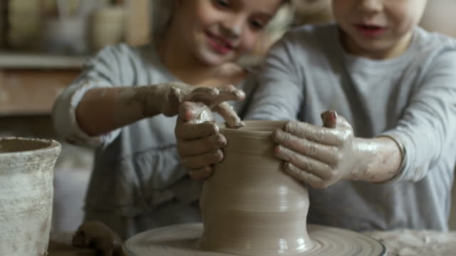 Kleine-Jungen-und-Mädchen-Scheitern-in-Keramik-Klasse