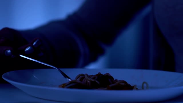 Hungrige-Obdachlose-weiblich-Spaghetti-zu-essen-und-weinen-über-ihr-Leben,-Bulimie