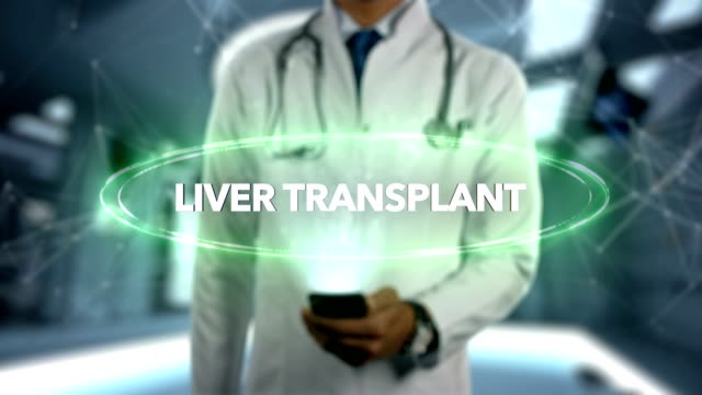 Leber-TRANSPLANT---männlich-Arzt-mit-Handy-öffnet-und-Hologramm-Behandlung-Wort-berührt