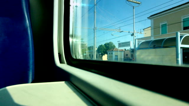 Niedrigen-Winkel-Blick-aus-dem-Fenster-eines-abfahrenden-Zuges.