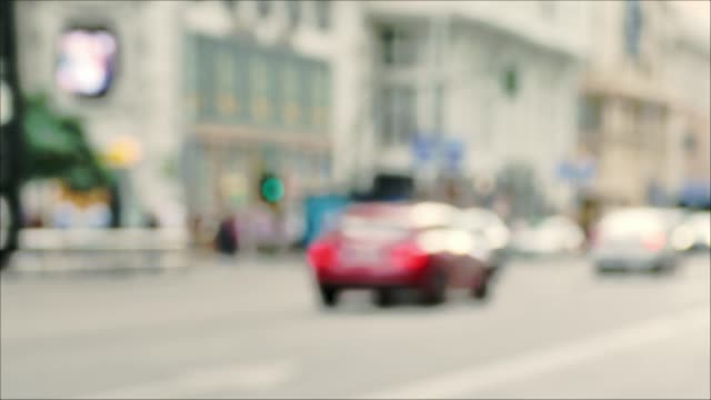 Defokussierten-Blick-von-Autos-und-Menschen-während-der-Rush-Hour-in-einer-Stadtstraße