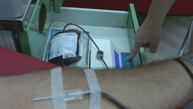 Footatge-de-una-persona-sentada-en-la-transfusional-y-donación-de-sangre