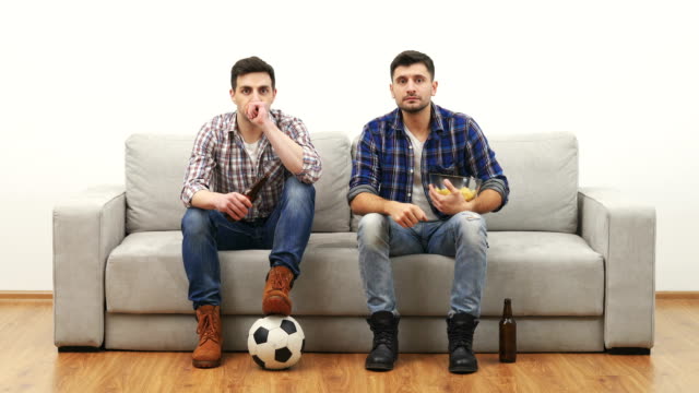 Los-dos-hombres-celebrando-un-gol-en-el-sofá