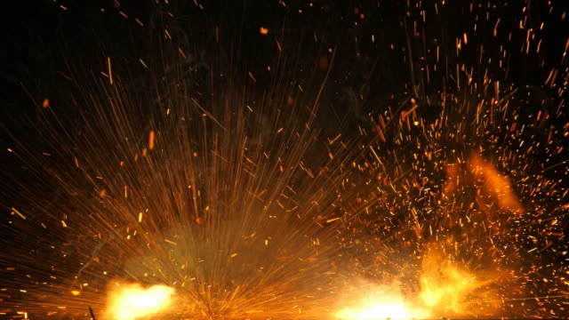 Feuer-und-Flammen-Feuerwerk-Explosion-auf-schwarzem-Hintergrund