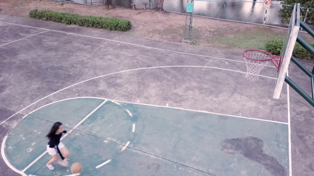 Slow-Motion-der-Mädchen-Praxis-Basketball-am-Hof-nach-der-Schule