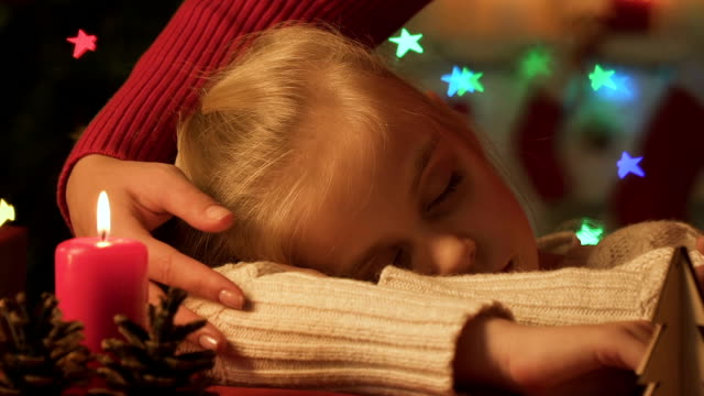Mutter-Striche-Tochter-in-der-Weihnachtsnacht-in-Erwartung-des-Weihnachtsmanns-schlief