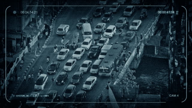 Circuito-cerrado-de-televisión-muchos-coches-y-gente-cruce-puente-de-la-ciudad