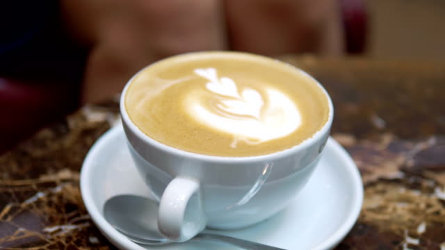 Tasse-Kaffee-auf-dem-Tisch-in-4-k-Slow-Motion-60fps-Latte-Kunst