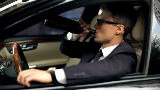 Businessman-drinks-alcohol-before-car-driving,-accident-risk,-irresponsibility