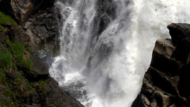 Schön-fallender-Wasserfall