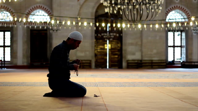 Junger-Erwachsene-kaukasischer-Mann-in-der-Moschee-beten-mit-Gebetskette-oder-Rosenkranz