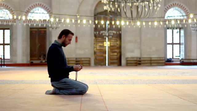 Junge-Muslime-beten-in-der-Moschee