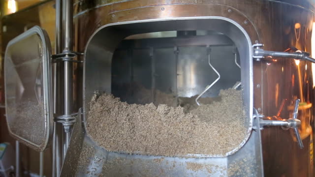 Bier-Produktion-in-der-Fabrik.-Bier-Malz-wird-in-Tanks-vorbereitet.-Natürliches-Produkt.-Gerät-zum-Kochen-Gerstenkörner-für-die-Herstellung-von-Bier-in-der-Brauerei