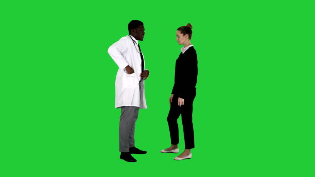 Männlichen-Arzt-bietet-Medikamente,-junge-Frau-auf-einem-Green-Screen,-Chroma-Key