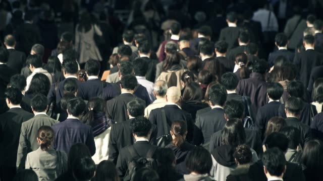 Multitud-de-hombres-de-negocios-va-a-funcionar-por-la-mañana-Tokio-Shinjyuku