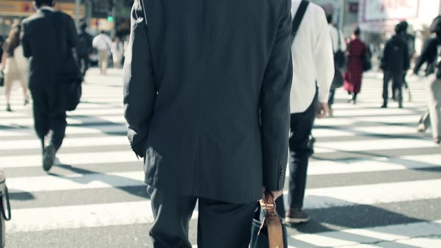Japanischer-Geschäftsmann,-der-morgens-zur-Arbeit-gehen