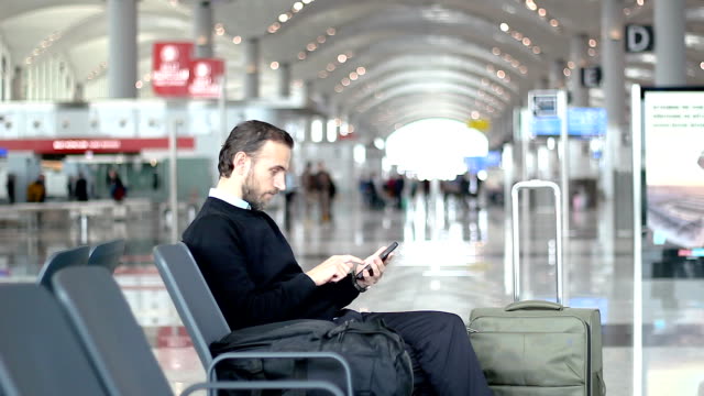 Pasajero-está-utilizando-el-teléfono-en-el-aeropuerto