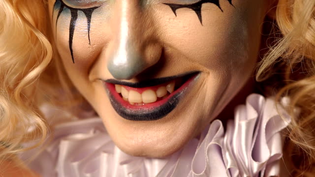 Retrato-de-cerca-de-una-mujer-rubia-emocionada-con-maquillaje-en-Halloween.