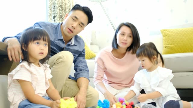 Asiatische-Familie-spielt-Spielzeugblöcke-zu-Hause