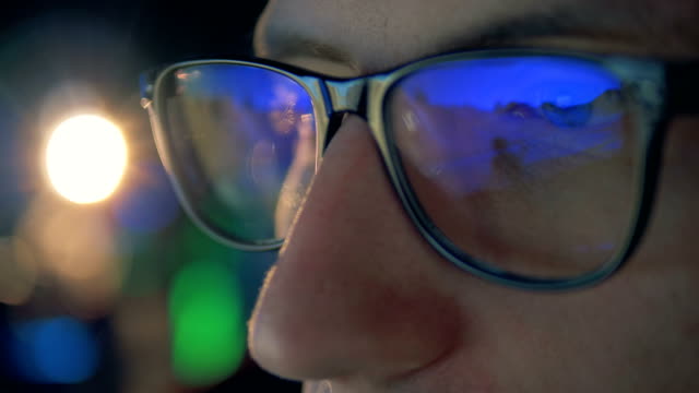 Videogame-reflecting-in-gamer's-glasses-in-a-close-up