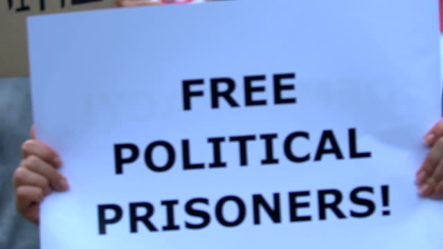 Manifestante-mostrando-eslogan-prisioneros-políticos-libres,-contra-represiones,-detenciones