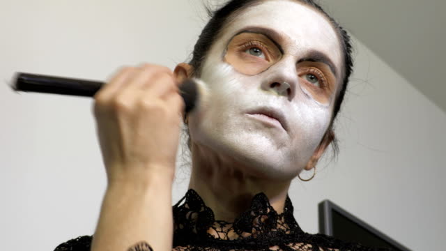 La-mujer-usa-pintura-blanca-en-toda-la-cara.-Concepto-de-ideas-de-maquillaje-De-Halloween,Día-de-Muertos