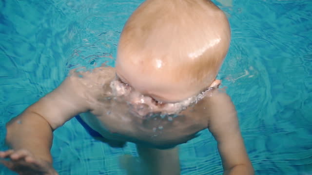 Schwimmbad.-Das-Kind-wird-das-Schwimmen-im-Pool-beigebracht.