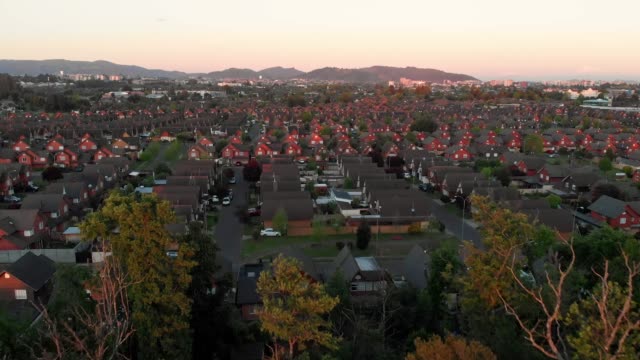 Luftaufnahme-von-Wohnvierteln-bei-Sonnenuntergang