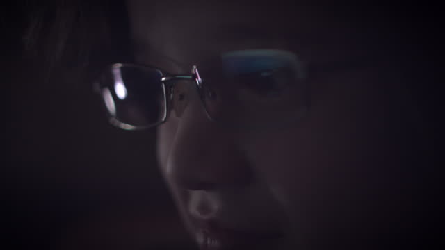 4K-Close-up-Rollercoaster-Reflection-in-Glasses-of-a-Child-Eyes