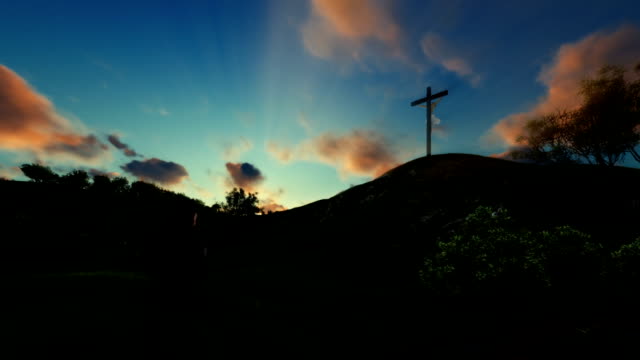 Frau-an-Jesus-Kreuz-über-den-wunderschönen-Sonnenaufgang-beten