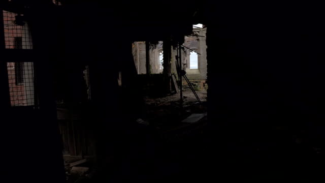FPV:-Explorando-el-interior-de-la-abandonada-iglesia-de-Metodista-ciudad-desintegración