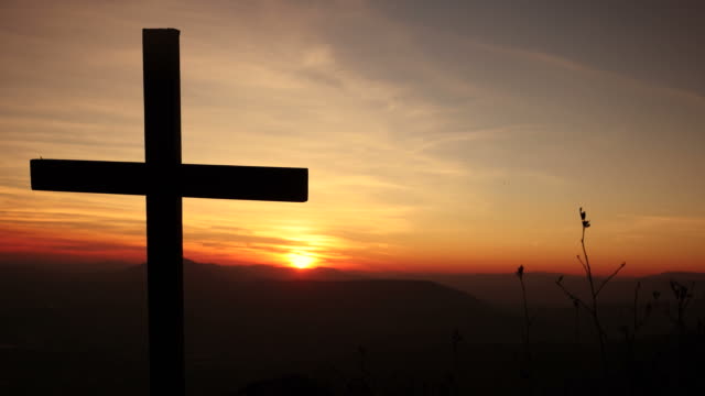 Crucifijo-en-montaña-durante-la-puesta-de-sol.-Naturaleza-y-tranquilidad.