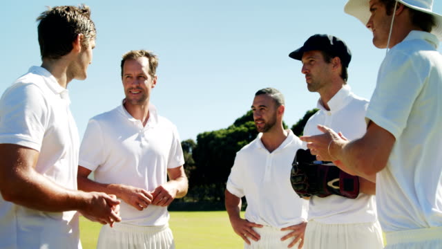 Cricket-Spieler-in-Teambesprechungen-während-Cricket-match