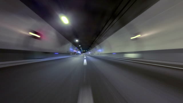 Schnell-fahren-bei-einem-leeren-Tunnel.-Fahrzeug-erschossen