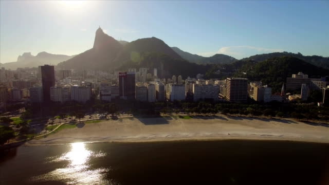 Rio-De-Janeiro-Antenne:-langsam-Richtung-Botafogo-Strand-mit-Gebäuden-und-Christus-den-Erlöser-im-Hintergrund