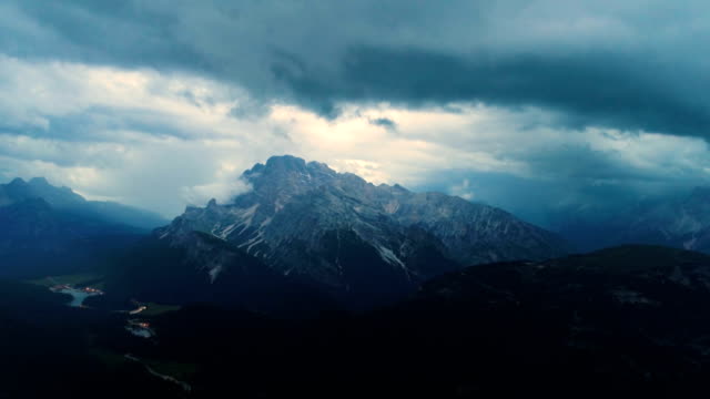 Parque-Nacional-Tre-Cime-en-los-Alpes-Dolomitas.-Naturaleza-hermosa-de-Italia.
