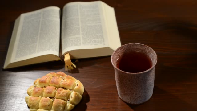 Bibel-mit-Kelch-und-Brot.-Schwenken.