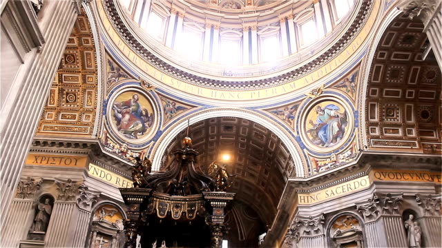 Decoración-interior-de-la-Catedral-de-San-Petro-en-el-Vaticano-Italia