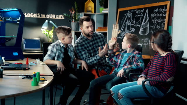 Mann-mit-Kindern-erkunden-mechanische-Cartboard-hand