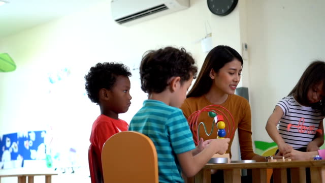 4K-Video:-Gruppe-von-glückliche-Kinder-Studie-in-der-Schule