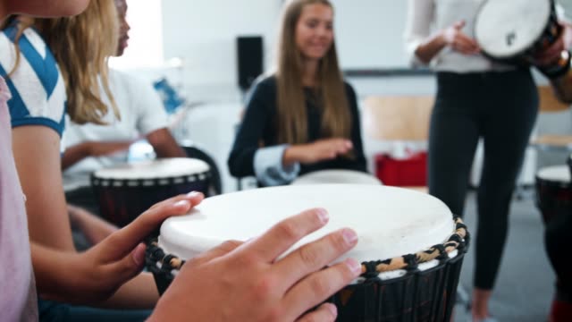 Teenager-Studenten-Percussion-im-Musikunterricht