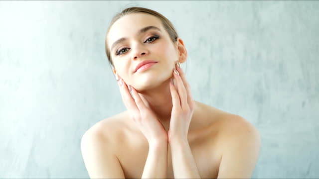 Schöne-Frau-posiert-und-ihre-gesunde-Haut-und-nackte-Schultern-zu-berühren.-Hautpflege-Konzept