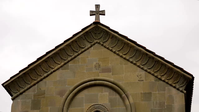 Kirchengebäude-mit-religiösen-dekorative-Details-auf-Wand,-Symbolik-im-Kunstwerk