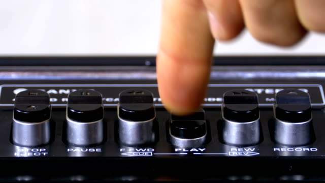 Pulsando-la-tecla-Play-en-un-registrador-de-cinta-Vintage